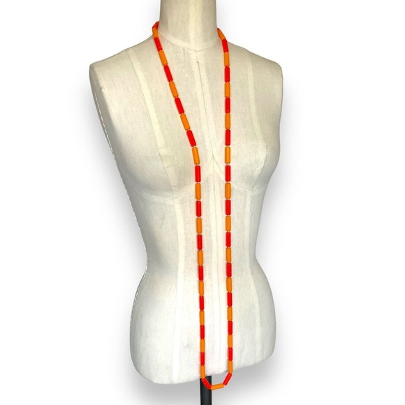 Vintage Orange Red-Orange Faceted Tubular Beaded Necklace Mod Funky Colorful - Picture 4 of 4